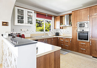 Ref. 2303523 | Bright and modern fitted kitchen with electrical appliances