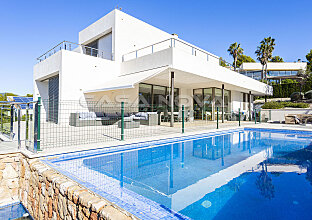 Elegante Villa mit Pool und Garten in beliebter Wohngegend