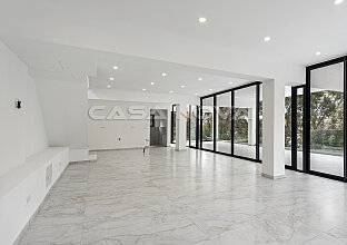 Ref. 2403562 | Refurbished luxury villa in exclusive residential area