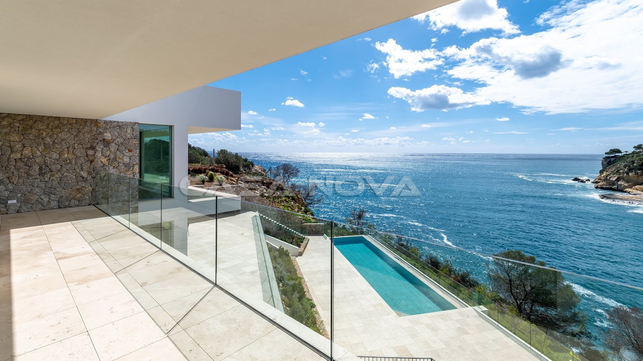 Villa de obra nueva con impresionantes vistas y acceso al mar