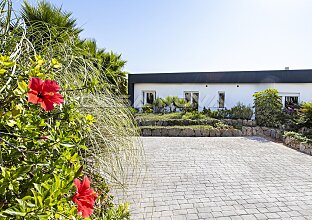 Ref. 2403638 | Moderne Villa mit Pool in begehrter Wohngegend