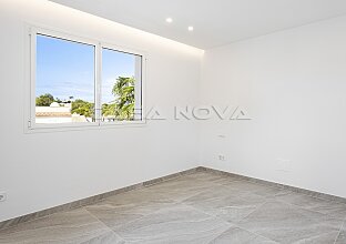 Ref. 2403567 | Luxusvilla mit Pool in beliebter Wohngegend