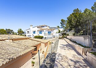 Ref. 2303718 | Mediterrane Villa mit viel Potenzial und Teilmeerblick 