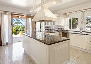Ref. 2303718 | Mediterrane Villa mit viel Potenzial und Teilmeerblick 