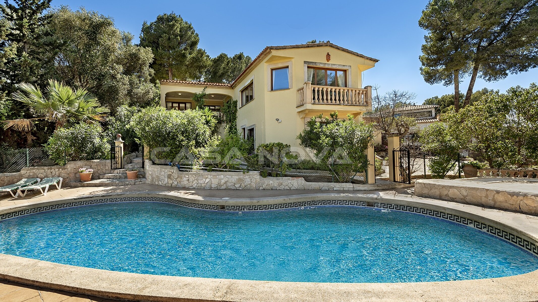 Unique villa with lots of potential in a good location 