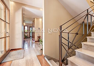 Ref. 2403582 | Top renovated luxury villa in a popular residential area