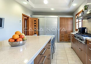 Ref. 2403582 | Top renovated luxury villa in a popular residential area