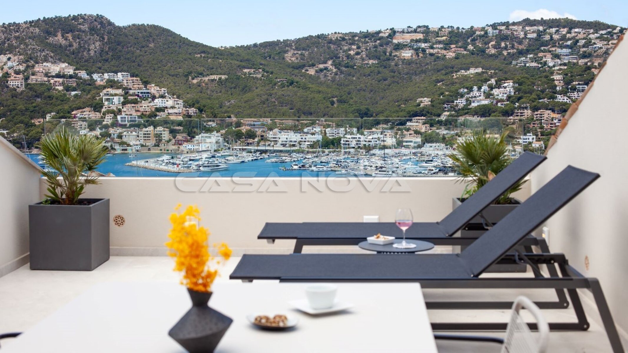 Elegante casa adosada con azotea y vistas al puerto