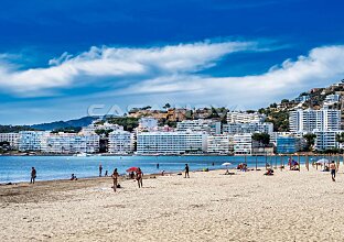 Ref. 2302718 | Villa mediterránea con piscina en 1. línea del campo de golf