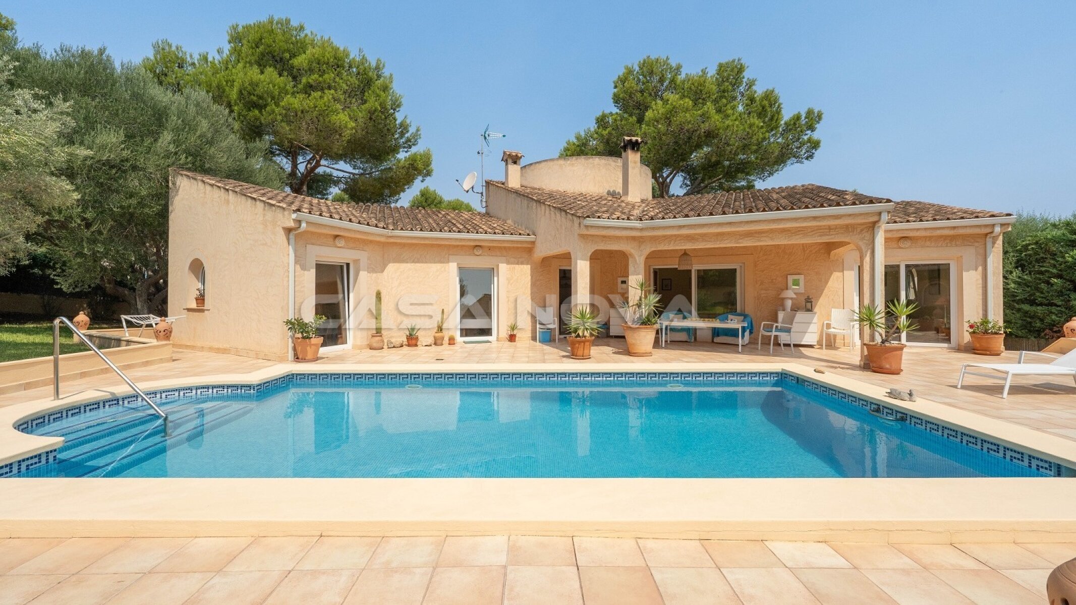 Villa mediterránea con piscina en una zona residencial privilegiada