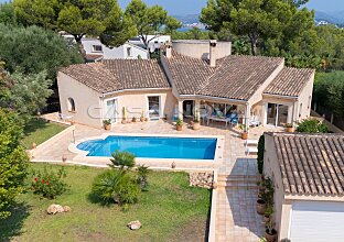 Ref. 2303856 | Villa mediterránea con piscina en una zona residencial privilegiada