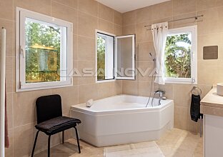 Ref. 2503858 | Preciosa villa con vistas parciales al mar y piscina