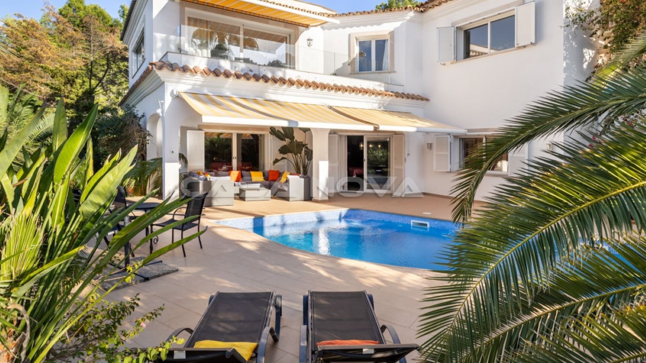 Preciosa villa con vistas parciales al mar y piscina
