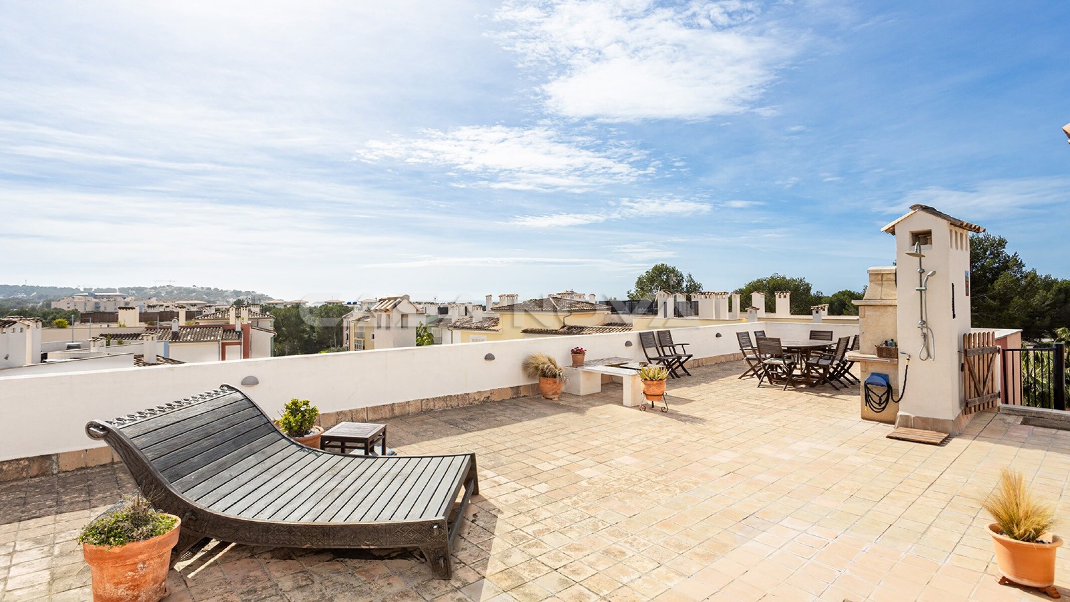 Penthouse mit privater Dachterrasse und Teil- Meerblick