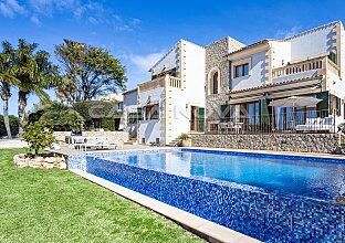 Ref. 2403883 | Atemberaubende Villa mit Überlaufpool und Panoramablick