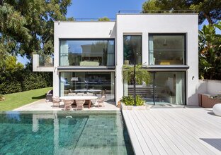 Ref.-Nr.: 2403944 - Modernisierte Villa mit Pool und Dachterrasse