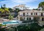Villa elegante con piscina y jardín