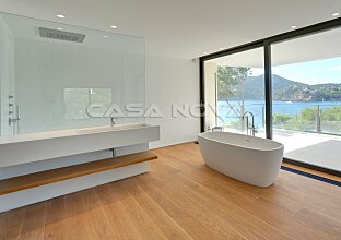 Ref. 296978 | Bright bathroom with dream bathtub and view