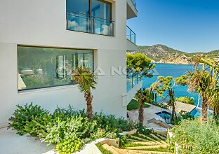 Ref. 296978 | New luxury villa in frontline with guest house and sea access