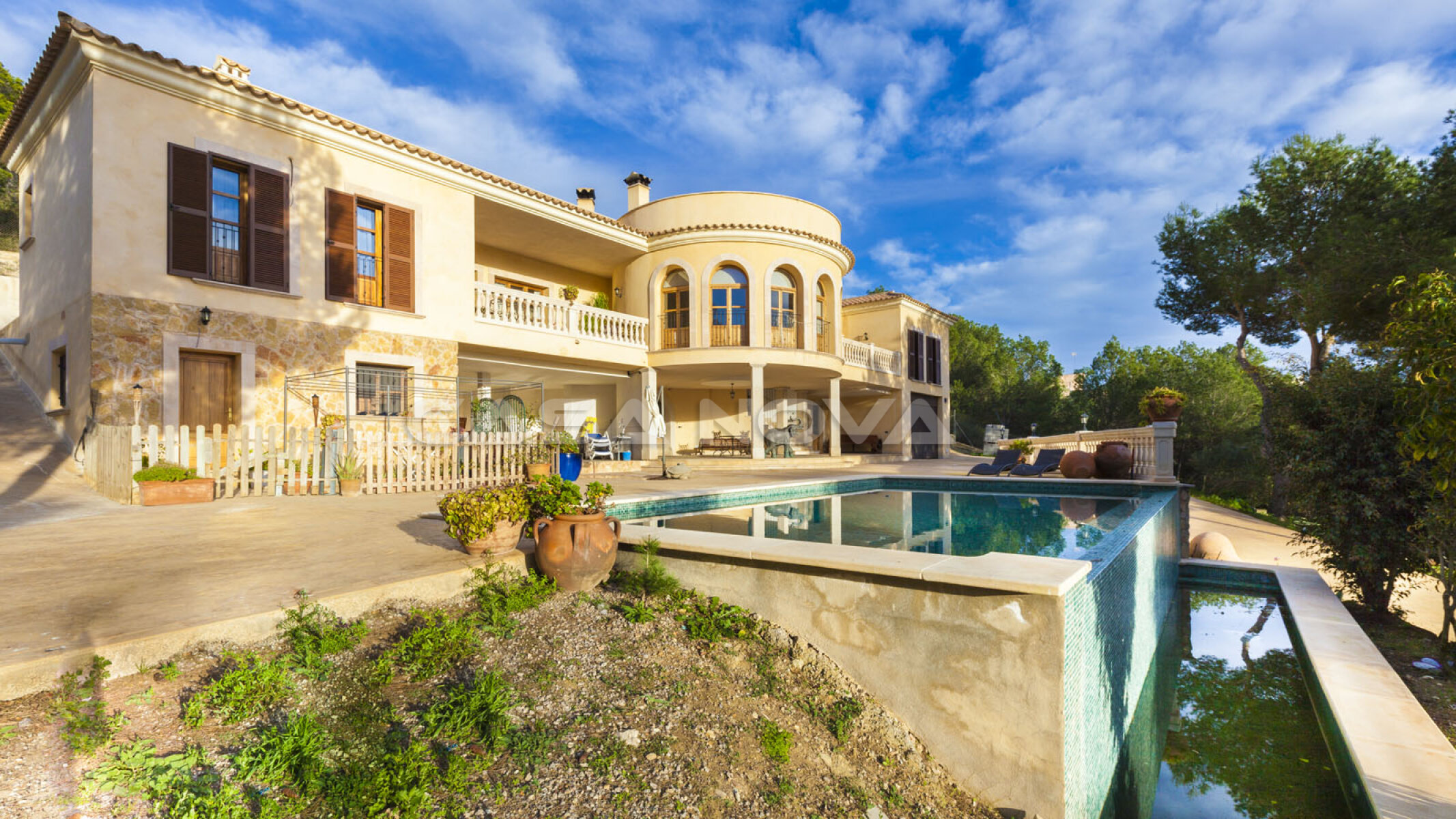 Villa mediterr�nea en Mallorca con piscina