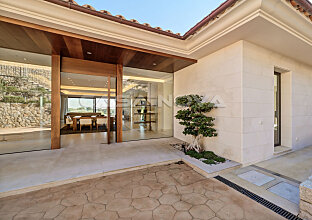 Ref. 2581033 | Beautiful entrance with Mediterranean flair