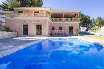 Charming villa with sea views and licence for short term rental