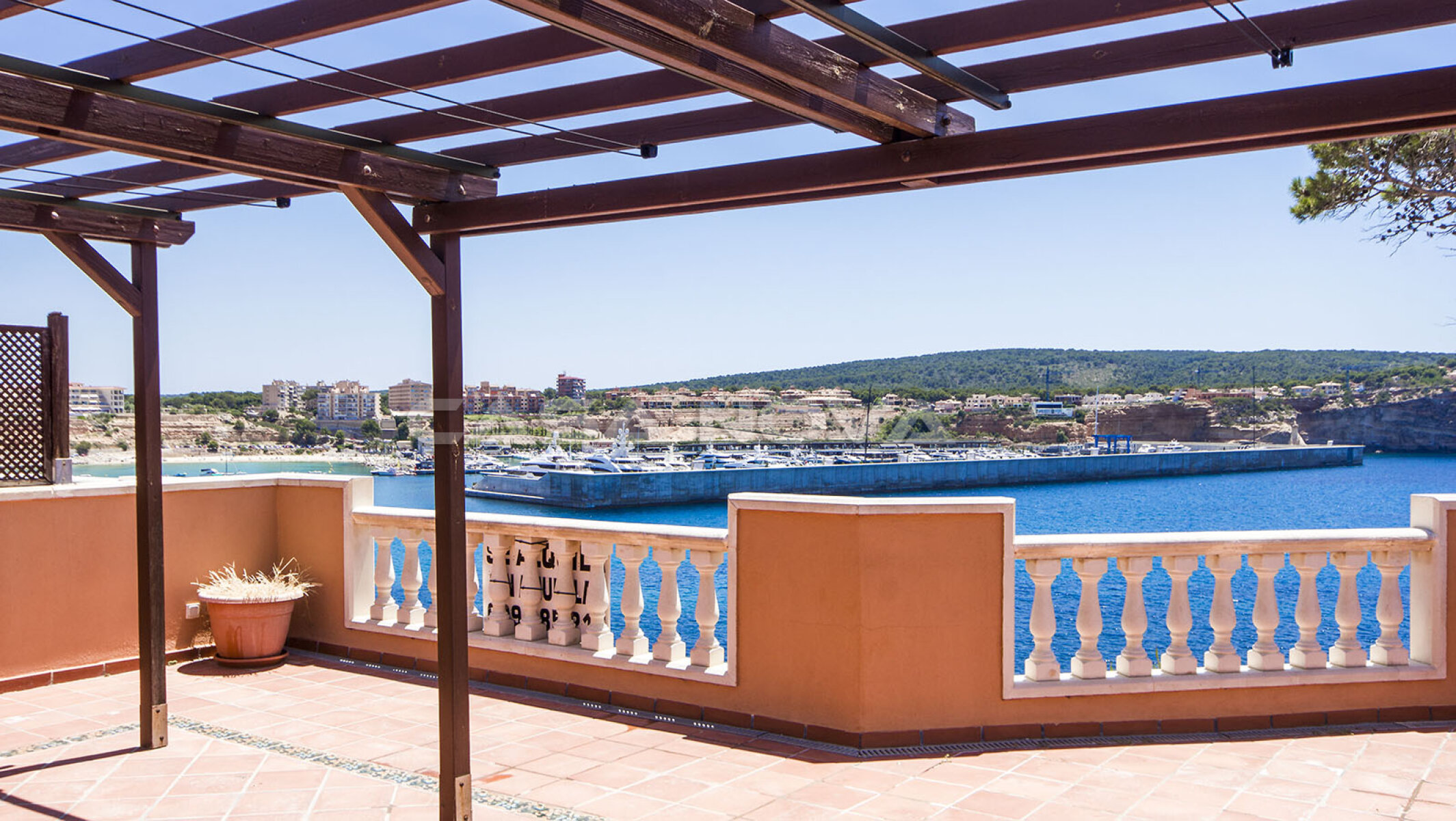 Apartment in the first sea line with sea access