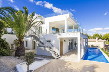 Chalet moderno con piscina y vista a la bahia