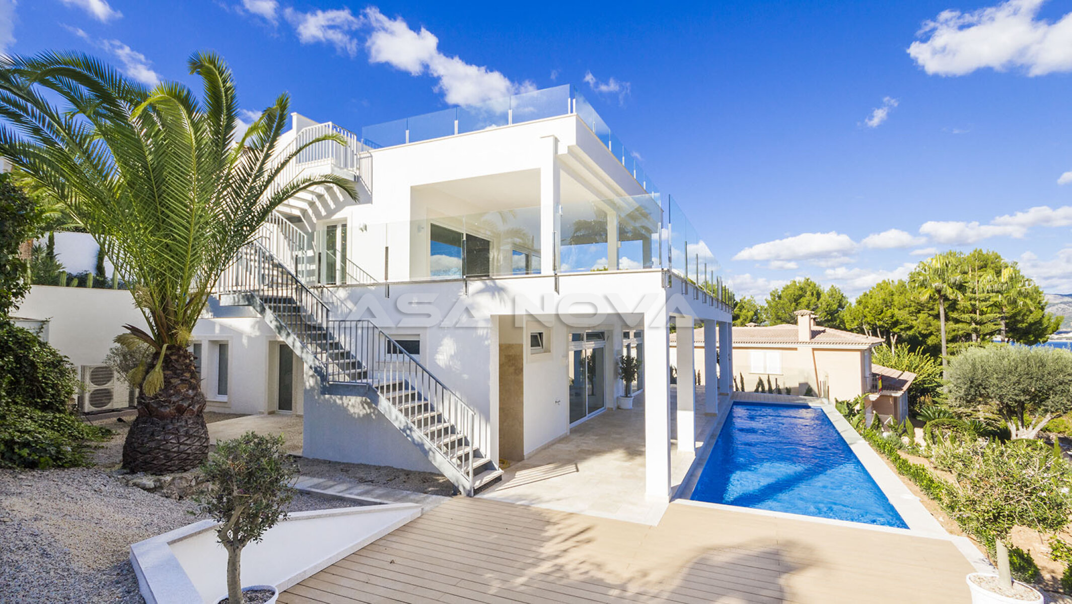 Moderna villa con piscina y vistas al mar