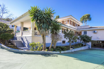 Mediterranean villa in quiet residential area