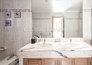 Ref. 2502190 | Tasteful bathroom with Mediterranean accents