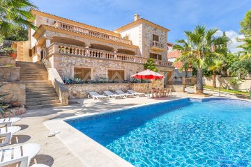 Mediterranean villa with pool in central location