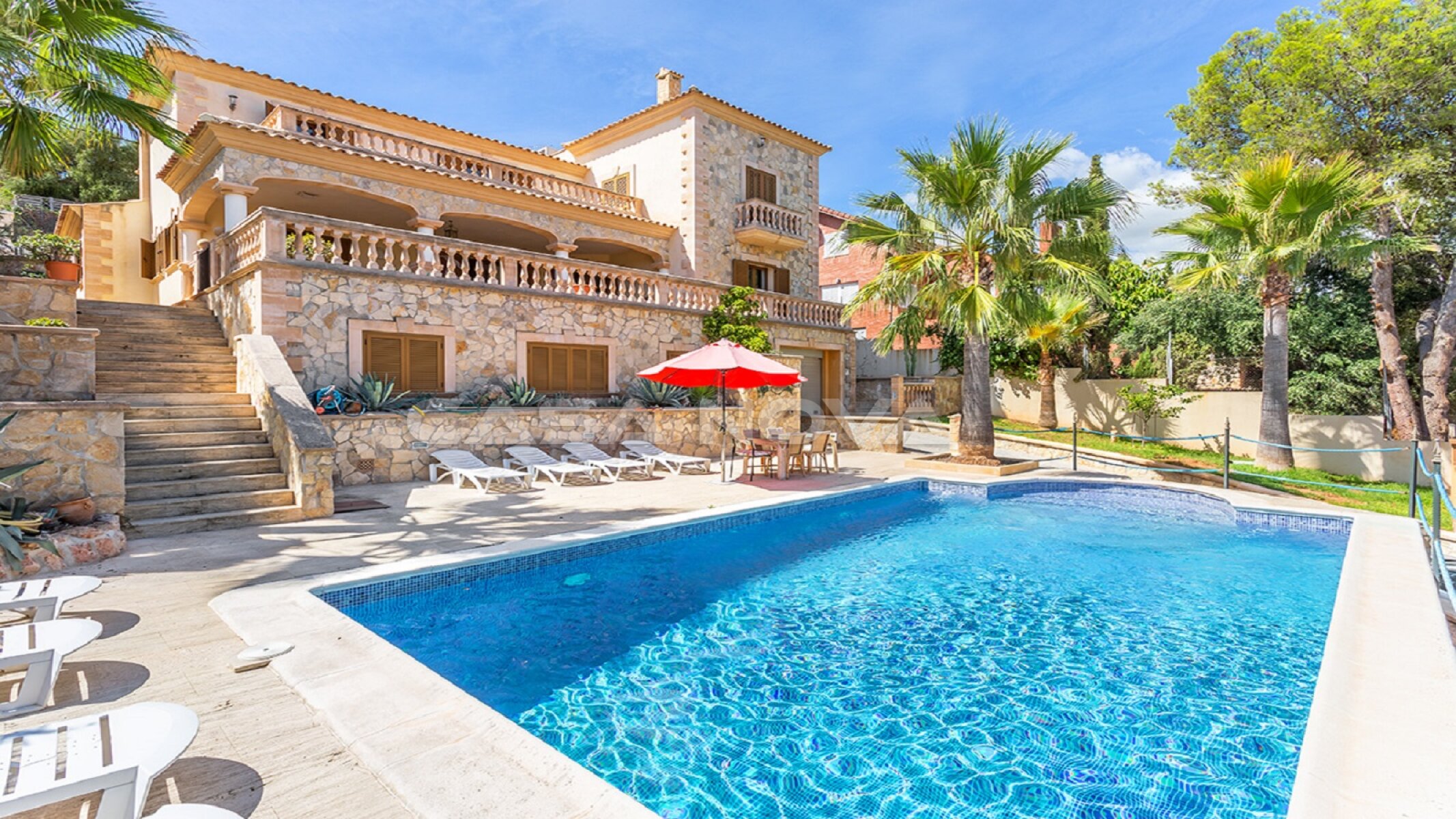Mediterranean villa with pool in central location