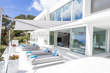 Luxury mansion with spectacular sea view