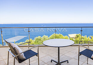 Villa in front line with panoramic seaviews