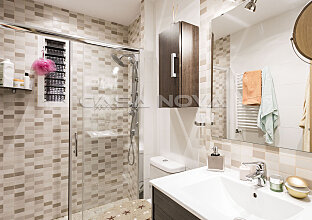 Ref. 2402492 | Moderno baño con gran ducha de cristal