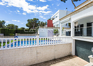 Ref. 2402521 | Spacious villa driveway with garage parking space