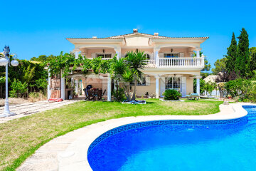 Chalet exclusivo en estilo mediterraneo con piscina