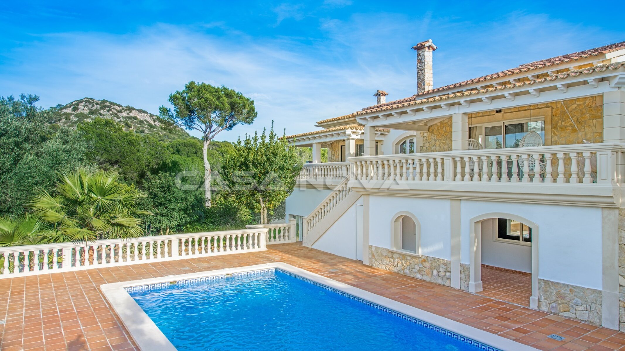Luftaufnahme der mediterranen Mallorca Villa mit Steinfassade