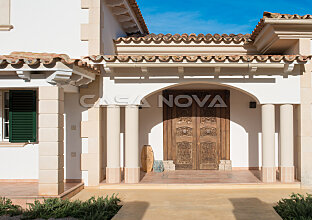 Ref. 2302679 | Impressive villa staircase with columns