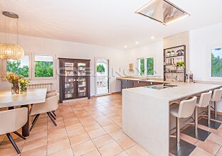 Ref. 2302679 | Large fitted kitchen with cooking island and dining area 