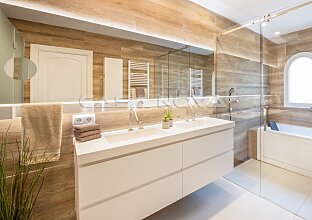 Ref. 2302679 | Main bathroom with glass shower and bathtub