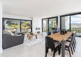 Ref. 2402254 | Chic living and dining area with fireplace 