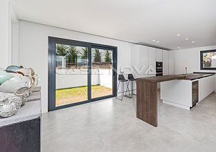 Ref. 2402254 | Modern fitted kitchen with high-quality electrical appliances