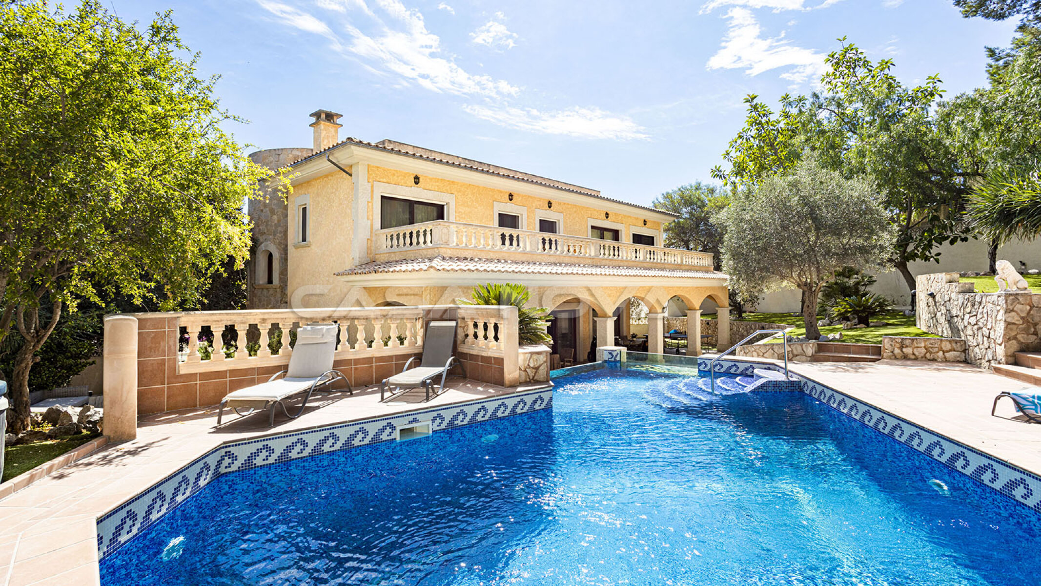 Villa mediterr�nea en Mallorca con terraza y piscina