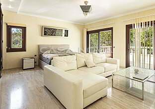 Ref. 2502790 | Dormitorio principal con un pequeño salon y terraza privada