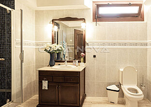 Ref. 2502790 | Spacious bathroom in the lower living level