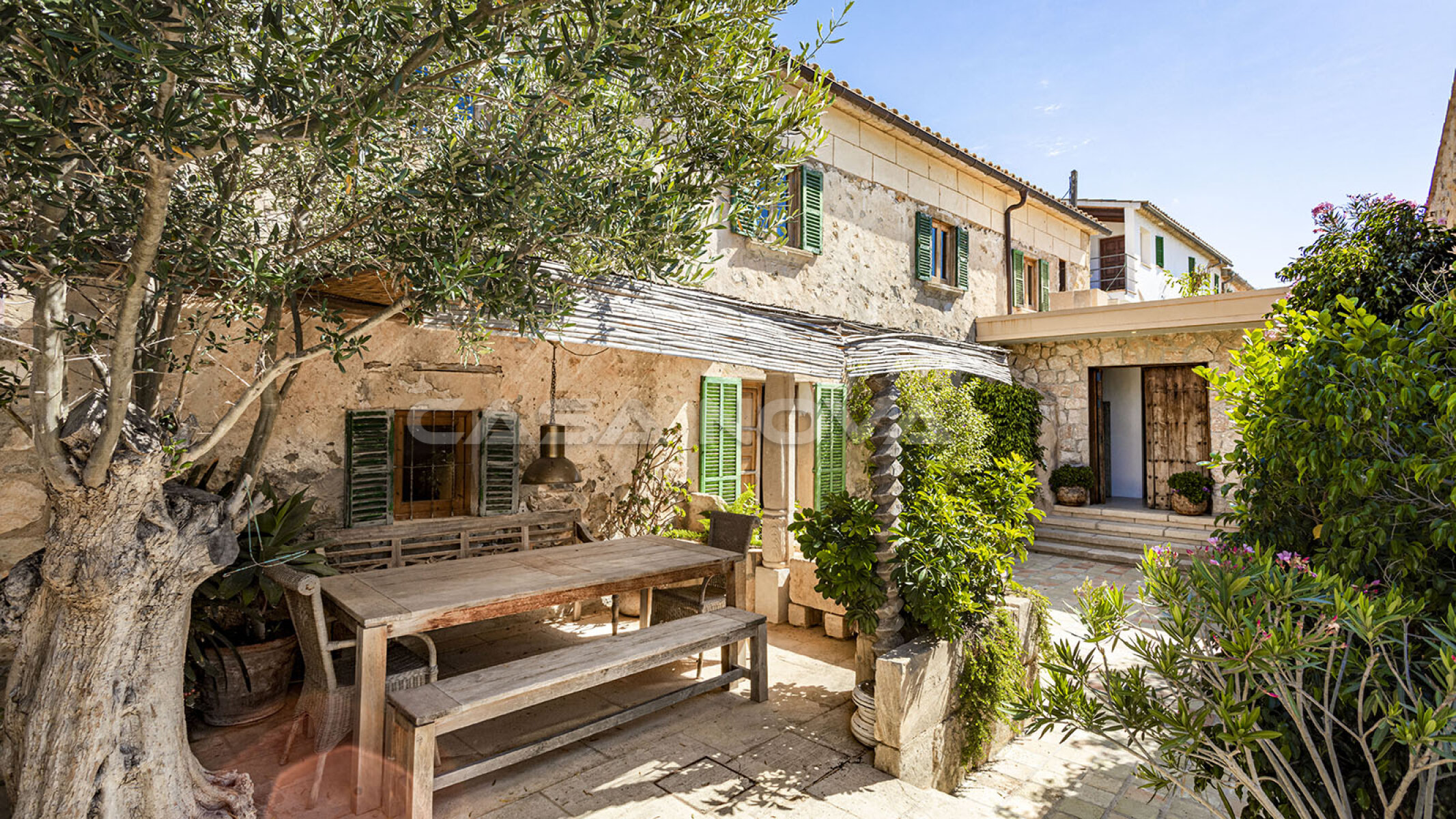 Villa de pueblo renovada en estilo mediterrneo
