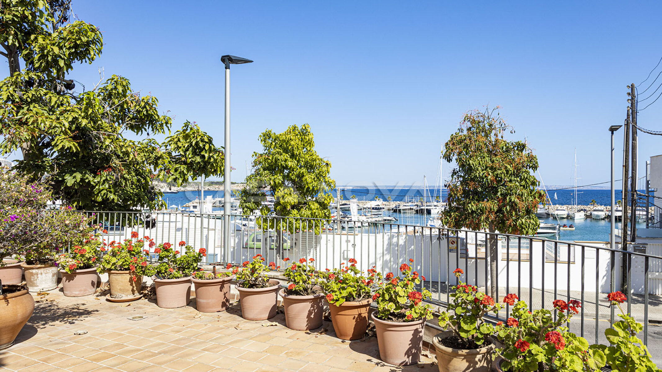 Mediterraner Terrassenbereich mit Yachthafenblick