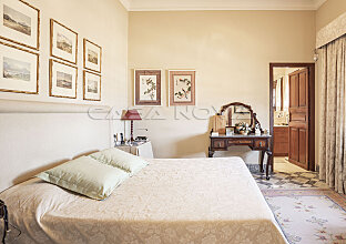 Ref. 2802807 | Bright master bedroom en suite with marina view